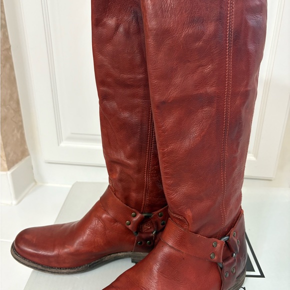 Frye Elegant Red Leather Heeled Boots - Picture 6 of 6